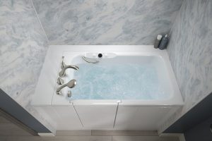 Filled walk-in bath featuring Cintilante Blue bath walls