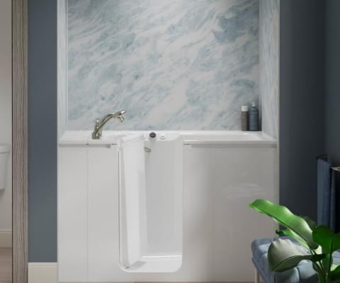 view of walk-in bath with Cintilante Bluette wall surround